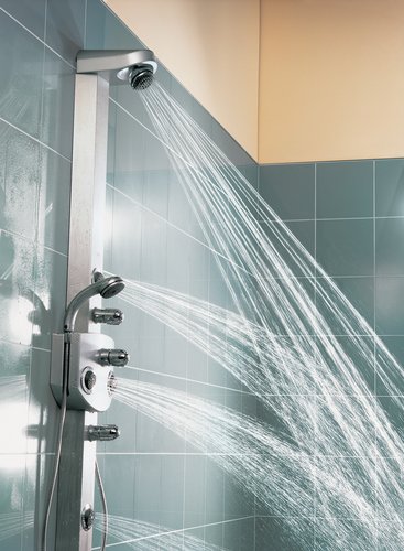 Mit einem Duschpaneel kann man mit nur einem Produkt normales Duschen in ein maßgeschneidertes Luxuserlebnis verwandeln. (Grohe)